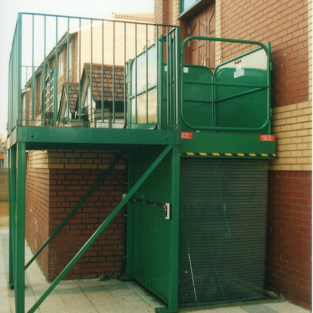 Bin lift or goods lifting platform