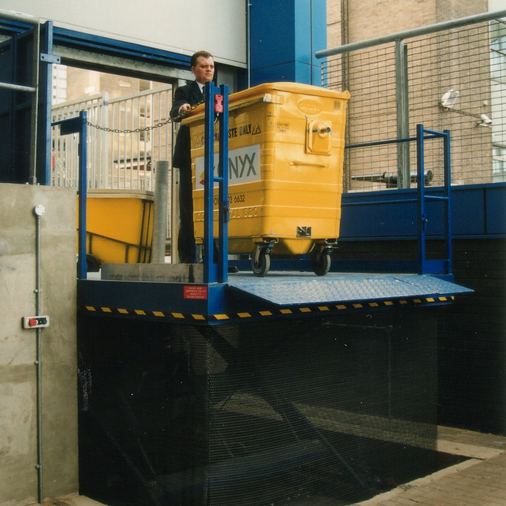 Commercial bin lift