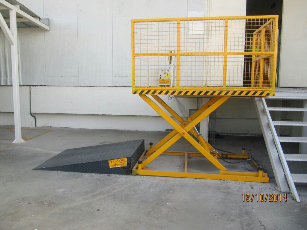 Low level single scissor bin lift